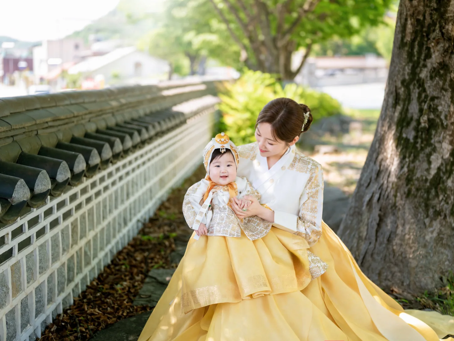 고목과 한옥 담장 아래 가족사진